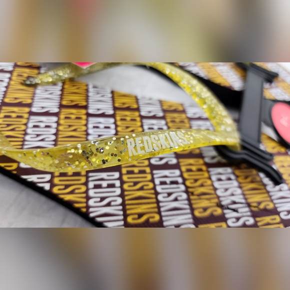 ❤️ NWT NFL WASHINGTON REDSKINS WOMEN'S FLIP FLOPS SIZE 7-8 MEDIUM ❤️ - Picture 4 of 7